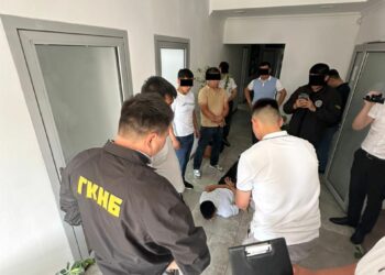 УКМК: Телеканалдын журналисттери пара талап кылгандыгы үчүн кармалды