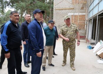 Садыр Жапаров Каракол шаарындагы аскер бөлүгүндө болду