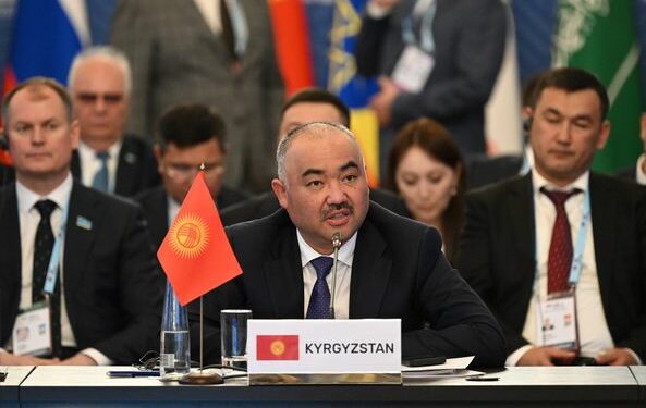 Шакиев Санкт-Петербургда өтүп жаткан БРИКС парламенттик форумунда мамлекеттик тилде баяндама жасады