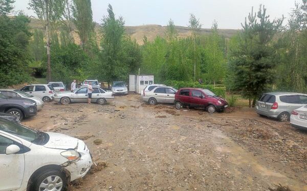 Ошто сел жүрүп, Бөрүбай-Атадагы эс алуучулар куткарылып жатат