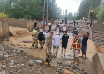 Ошто сел жүрүп, Бөрүбай-Атадагы эс алуучулар куткарылып жатат