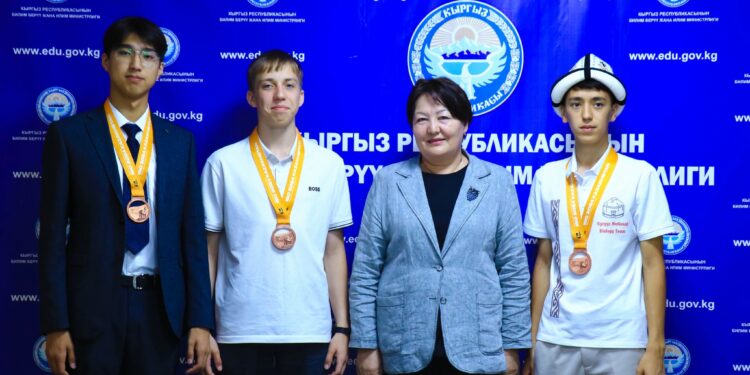 Министр эл аралык олимпиадада ийгилик жараткан окуучуларды куттуктады