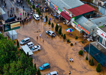 Ош шаарындагы селдин бийиктиктен көрүнүшү