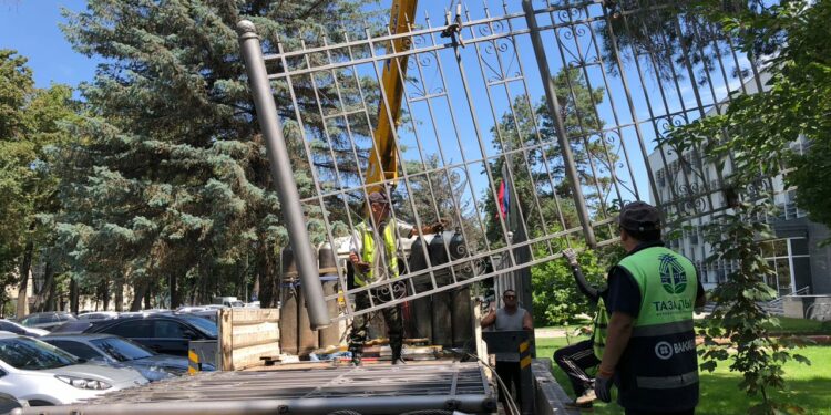 Тышкы иштер министрлигинин имаратын курчаган тосмо алынды