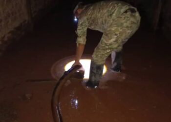 Кара-Кулжада сел жүрүп, 15 үйгө суу кирип, 1 үйдүн чатырын учуруп кетти