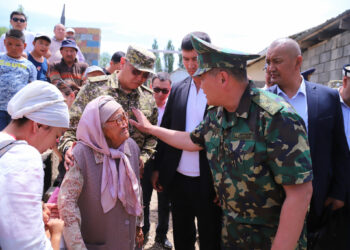 Оштогу сел: Камчыбек Ташиев жапа чеккендерге кандай жардам болорун айтты