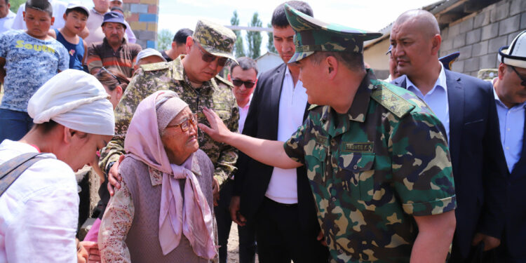Оштогу сел: Камчыбек Ташиев жапа чеккендерге кандай жардам болорун айтты