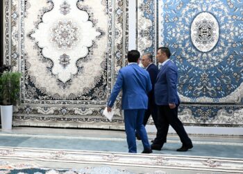 Садыр Жапаров Хивадагы килем чыгаруучу ири ишкананын иши менен таанышты