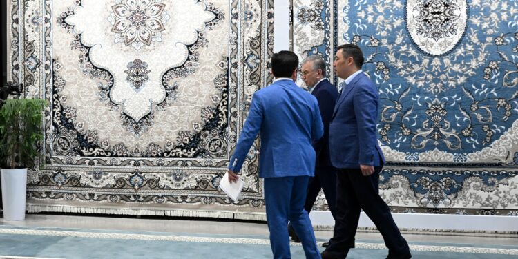 Садыр Жапаров Хивадагы килем чыгаруучу ири ишкананын иши менен таанышты