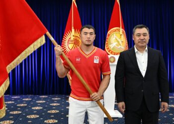 Садыр Жапаров Олимпиада оюндарына катыша турган Кыргызстандын курама командасына мамлекеттик тууну тапшырды