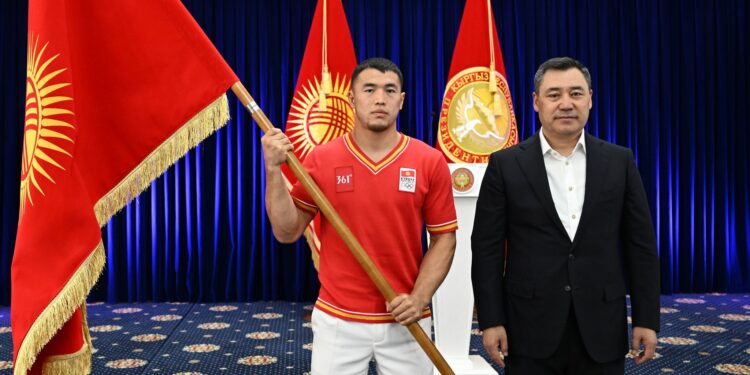 Садыр Жапаров Олимпиада оюндарына катыша турган Кыргызстандын курама командасына мамлекеттик тууну тапшырды
