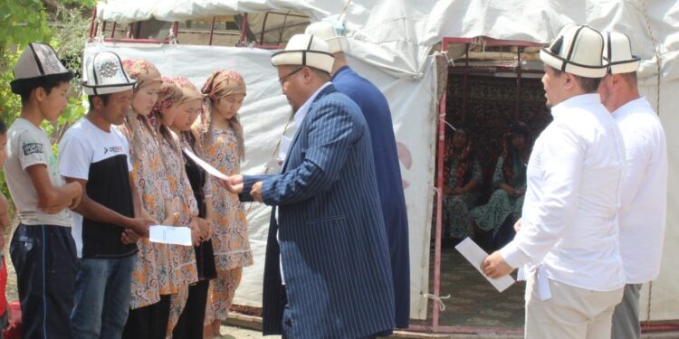 Муфтий Ош шаарындагы сел кырсыгынан кайтыш болгон аялдын үй-бүлөсүн зыярат кылды