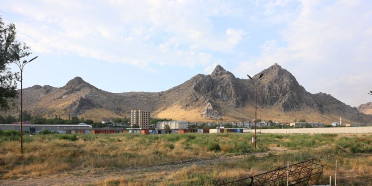 Оштогу борбордук базар Жапалак айылына көчүрүлөт