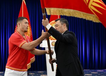 Садыр Жапаров Олимпиада оюндарына катыша турган Кыргызстандын курама командасына мамлекеттик тууну тапшырды