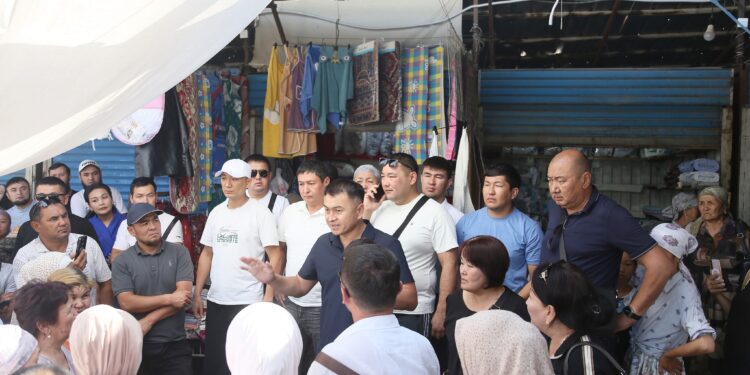 Ош шаарынын борбордук базарын жаңы жерге көчүрүү боюнча соодагерлерге түшүндүрүү иштери жүргүзүлдү