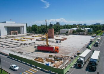 «Ала-Тоо» аянтындагы флагштоктун айрым бөлүктөрүн түшүрүү иштери жүрүүдө