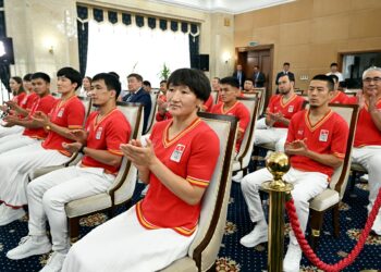 Садыр Жапаров Олимпиада оюндарына катыша турган Кыргызстандын курама командасына мамлекеттик тууну тапшырды