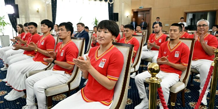 Садыр Жапаров Олимпиада оюндарына катыша турган Кыргызстандын курама командасына мамлекеттик тууну тапшырды