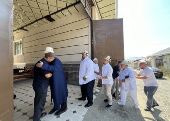 Оштогу сел: Үй-бүлөсүн жоготкон атага муфтий көңүл айтууга барды