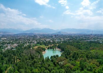 Жаңы ачылган Комсомол көлүнүн бийиктиктен көрүнүшү (видео)