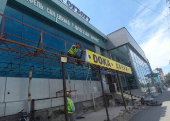 Бишкекте жарнамалык конструкциялар бузулуп жатат (сүрөт)