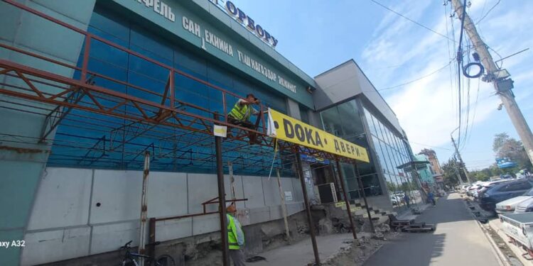 Бишкекте жарнамалык конструкциялар бузулуп жатат (сүрөт)