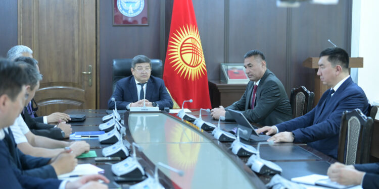 Акылбек Жапаров Транспорт министрлигинин жамаатына Абсаттар Сыргабаевди тааныштырды