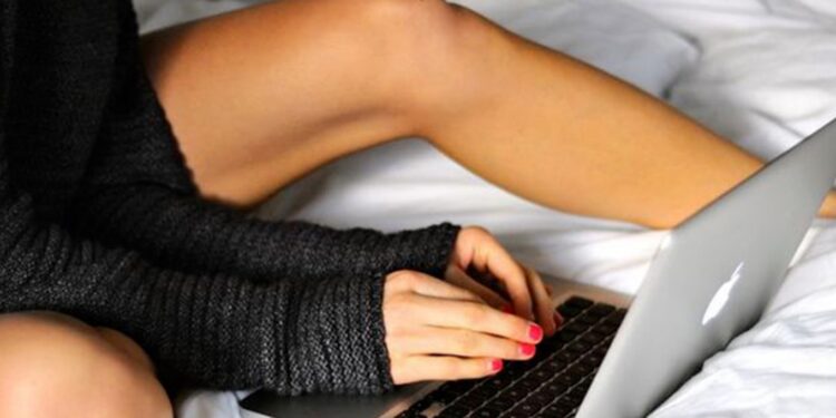 Кыргызстанда вебкам менен сойкулук уюштургандарга мыйзам чегинде тыюу салынды