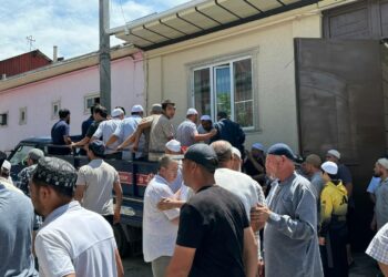 Үч кызы менен сел агызып кеткен келин. Ал улуу кызын турмушка берүү үчүн Орусиядан келген