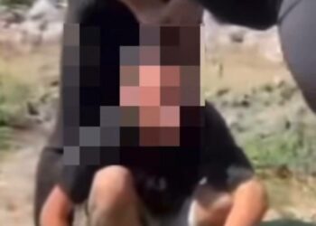 Бутун өптүргөн «принцти» сабап жаткан видео тарады. Милиция териштирүү баштады