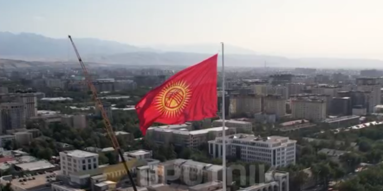«Ала-Тоо» аянтындагы 100 метрлик флагштокто Кыргызстандын желеги желбиреди