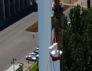 Жүрөгү тоо жумушчулар «Ала-Тоо» аянтындагы 100 метрлик туу тирекке желекти орнотушту