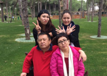 «Апаң командировкага кеткен деп жүрдүк». Маркум Чыныбай Турсунбековдун кызы Айдай Турсунбекова камактан чыкты