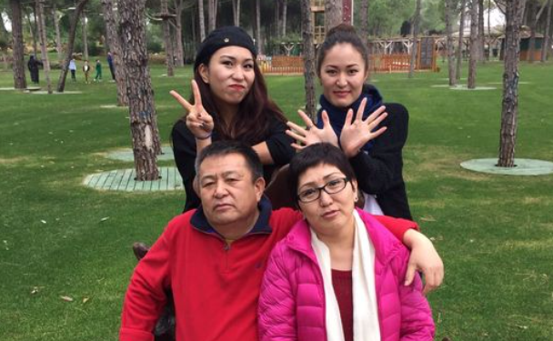 «Апаң командировкага кеткен деп жүрдүк». Маркум Чыныбай Турсунбековдун кызы Айдай Турсунбекова камактан чыкты