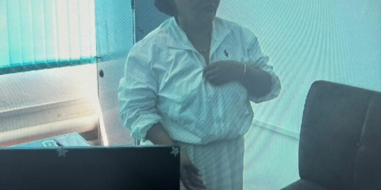 Ветеринардык кызматтын эсепчиси пара алып жаткан жеринен кармалды