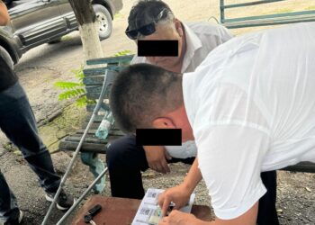 «Үчөөңөр 10 миңден алып келесиңер». Жалал-Абаддагы техникумдун директору кармалды (видео)