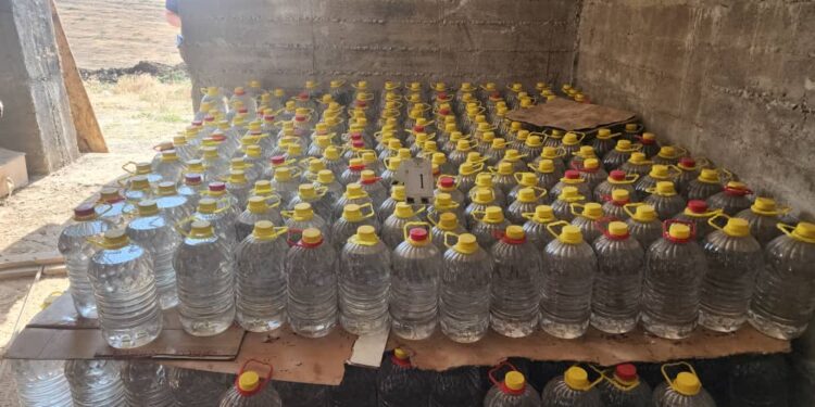 Ошто 2 тоннадан ашык мыйзамсыз өндүрүлгөн спирт ичимдиктери аныкталды