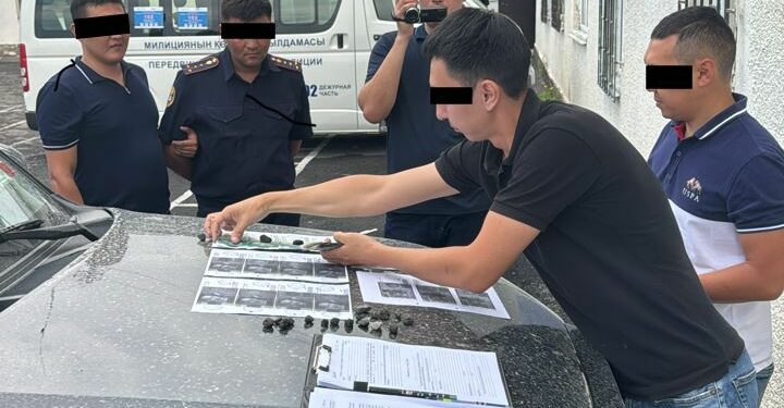 Балыкчыда ИИМдин эки кызматкери пара алып жаткан жеринен кармалды