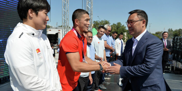 Жапаров: «Кийинки Олимпиадага спортчуларды казан-казан эт, куржун-куржун казы-карта менен жөнөтөбүз»