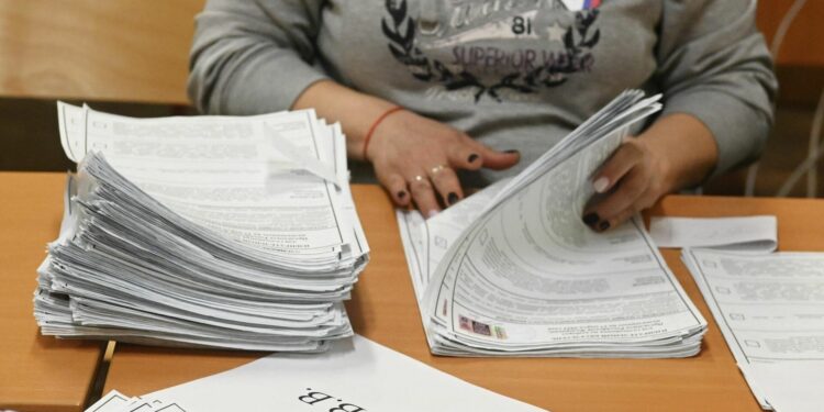 Сузак округу боюнча 12 адам депутаттыкка талапкерлигин көрсөттү