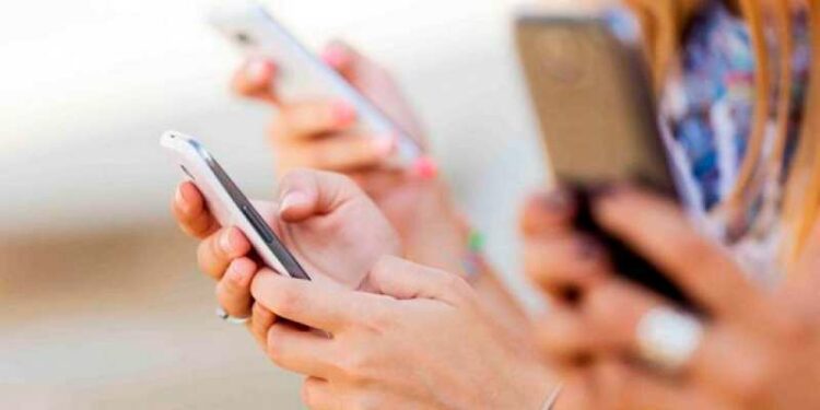 «Бүгүнтөн тарта өчүрүлө баштайт». УКМК телефондорду каттоо боюнча түшүндүрмө берди