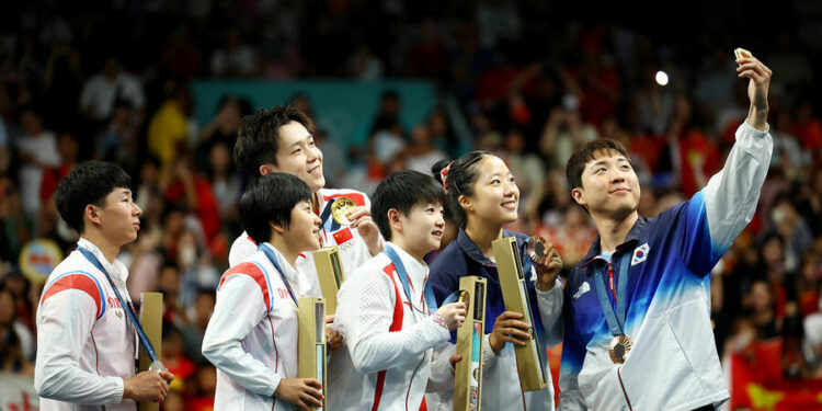 Олимпиада: Түндүк Кореянын спортчулары Түштүк Кореянын спортчулары менен күлүп түшкөн сүрөтү үчүн жазаланат