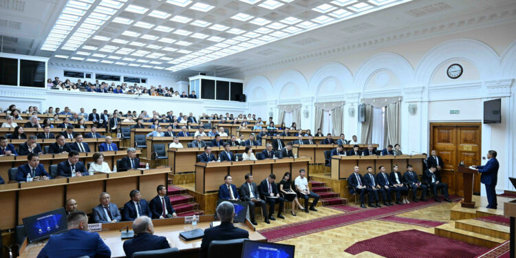 Акылбек Жапаров: «Эл бардык тармакта иштер жакшырып баратканын көрүүдө жана сезүүдө»