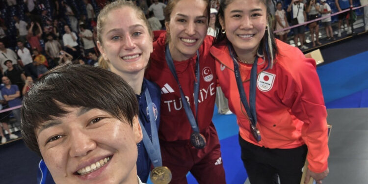 Кыргызстандык балбандардын Олимпиаданын жеңүүчүлөрү менен болгон селфиси