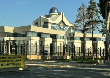 «Жаңы Ак Үйдү кайра тосмо менен тосуп алышып, элден жашынышты» дегендерге Ташиевдин жообу