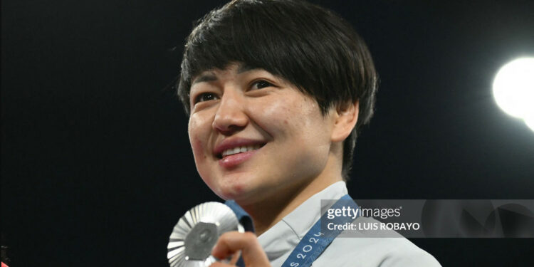 Садыр Жапаров Мээрим Жуманазарованы Париж Олимпиадасында күмүш медаль утушу менен куттуктады