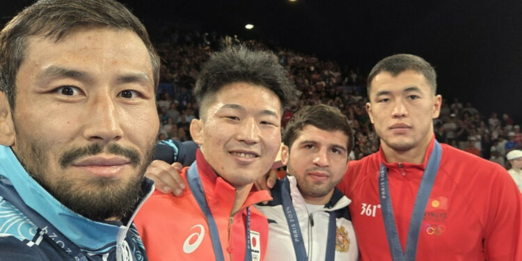 Акжол Махмудовдун Олимпиаданын жеңүүчүлөрү менен болгон селфиси