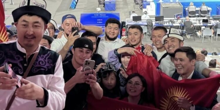 Акжол Махмудов менен Үзүр Жузупбеков боксчу Мунарбекти аренада колдоп турушту