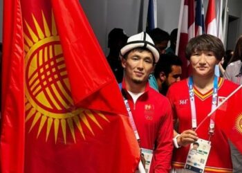 Париж Олимпиадасынын жабылыш аземинде өлкөнүн желегин Шаршенбеков менен Тыныбекова көтөрүп чыкты