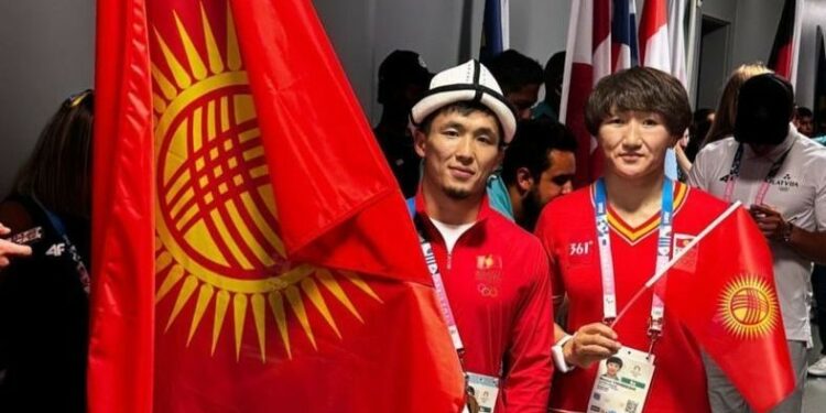 Париж Олимпиадасынын жабылыш аземинде өлкөнүн желегин Шаршенбеков менен Тыныбекова көтөрүп чыкты